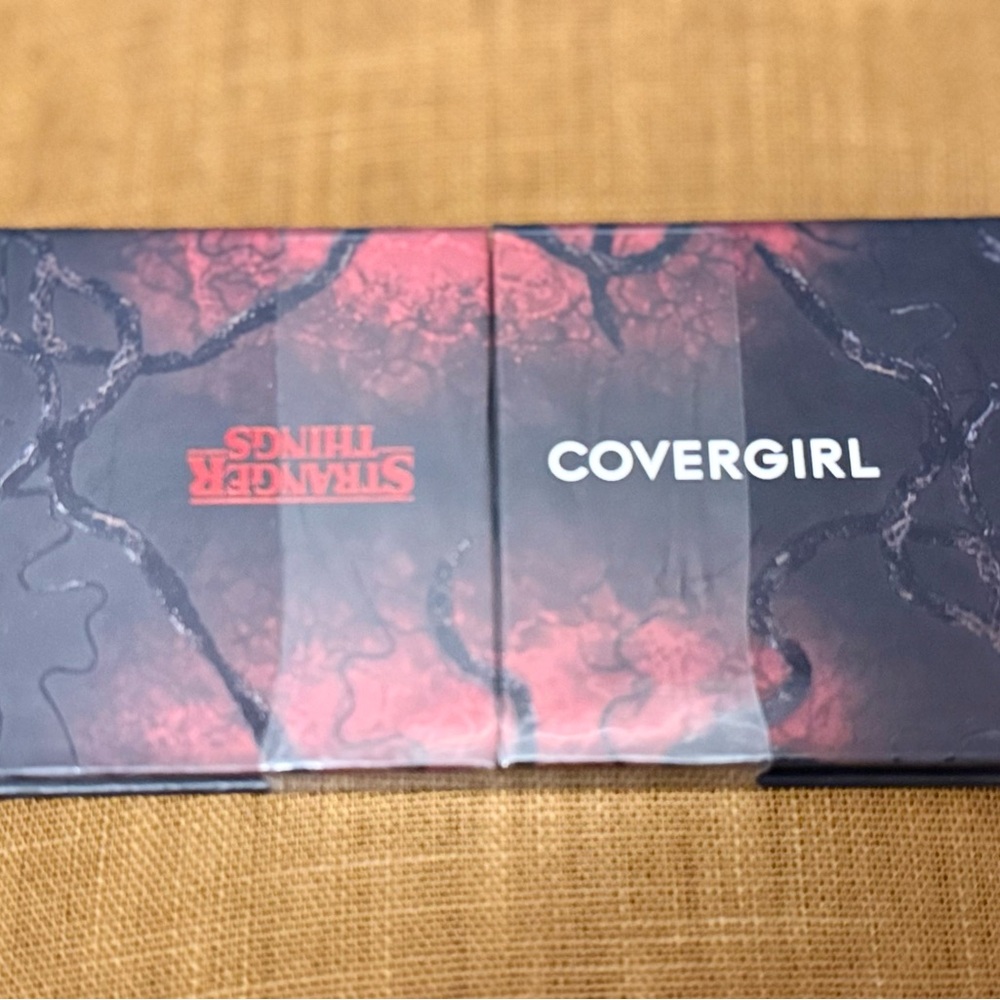 COVERGIRL STRANGER THINGS The Crawl Face & Eye Multi-Palette